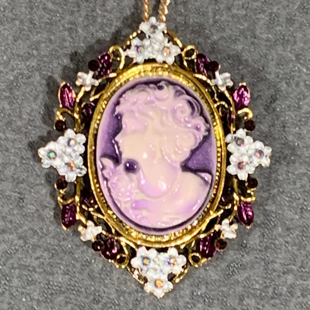 New VTG‎ Style Purple Cameo Necklace Gold Tone Floral Brooch Pendant 24" Chain